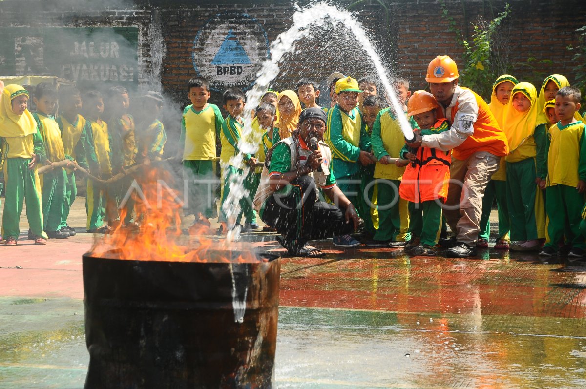 Kegiatan edukasi kebencanaan di sekolah
